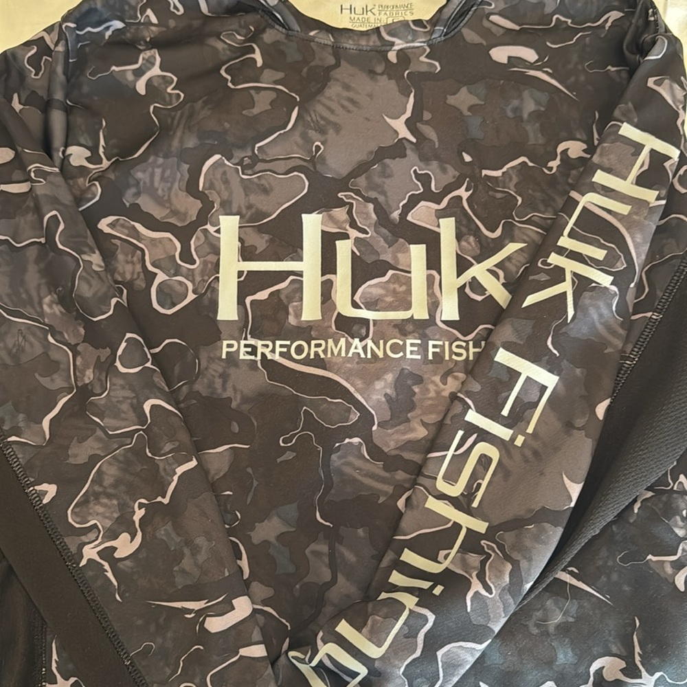 HUK performance fishing hooded shirt. Adult S